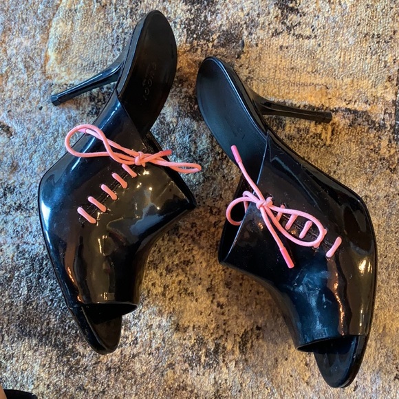 Gucci glossy black heels with pink laces. - Picture 5 of 8